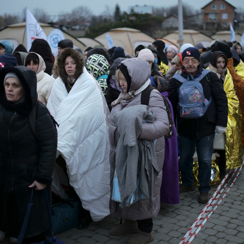 REISER: Stadig flere flyktninger fra Ukraina-krigen reiser videre fra nabolandene, viser tall fra FN. Bildet er av ukrainske flyktninger som står i kø. Stadig flere flyktninger fra Ukraina-krigen reiser videre fra nabolandene, viser tall fra FN.