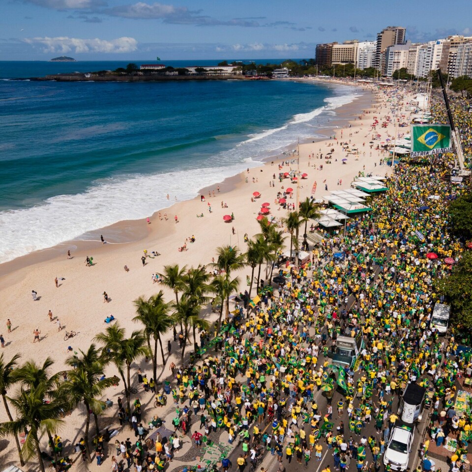 DEMONSTRASJON: Slik kan det se ut på strendene i Rio de Janeiro i Brasil. Dette er en støtte-demonstrasjon for Brazils president Jair Bolsonaro i august i fjor. Like i nærheten ligger fattigstrøkene i byen. Foto: (AP /Lucas Dumphreys) Bolsonaro samlet skarer av tilhengere på Copacabana søndag.Foto: AP / NTB