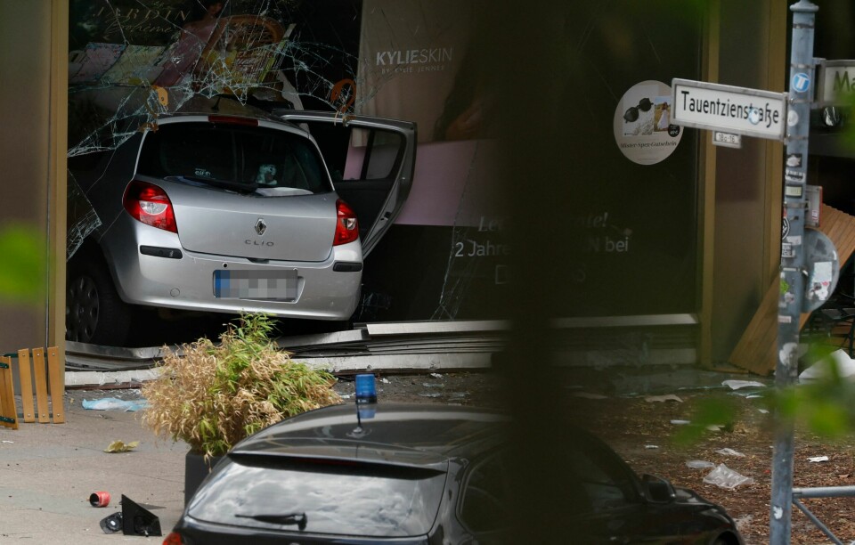 NI: Ni personer ble truffet av denne bilen onsdag. Den ene er død. Bildet er av en bil som står delvis på fortauet og delvis inne i en butikk. Foto: Odd Andersen / AFP / NTB