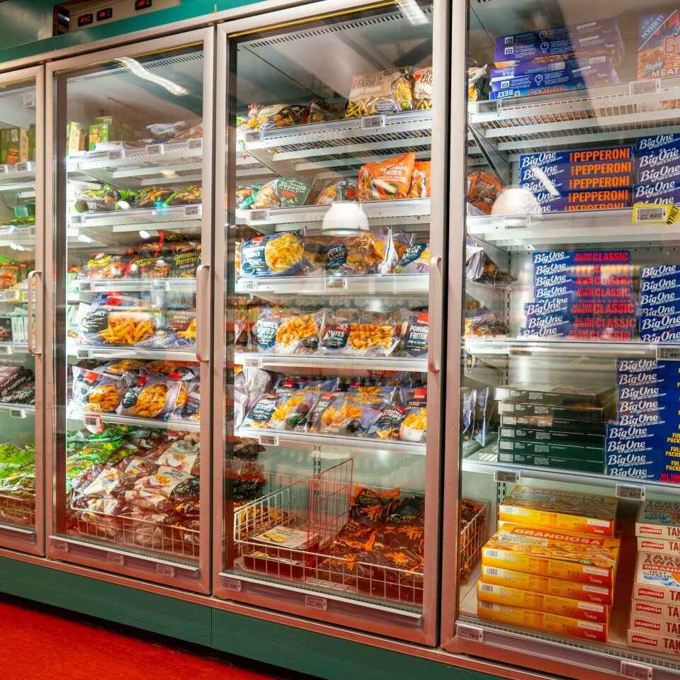 MAT: Det er ventet at prisene på mat blir dyrere fra 1. februar. Ingenting tyder på at det kommer til å bli billigere med det første. Bildet viser dagligvarer i mathyllene på Jakobs på Holtet. Det er ventet at prisene på mat blir dyrere fra 1. februar. Ingenting tyder på at det kommer til å bli billigere med det første.