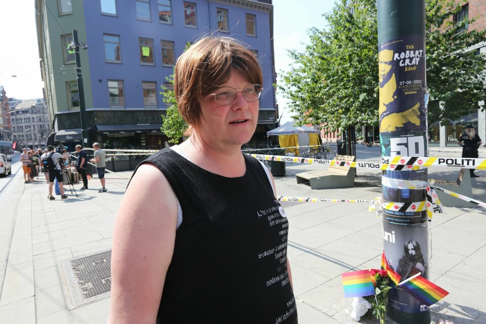 RYSTET: Elin Stillingen krøp på gulvet på puben Per på hjørnet. Slik reddet hun seg unna skuddene under skytingen i Oslo natt til lørdag. Bildet viser Elin Stillingen rett ved utestedene der skytingen skjedde natt til lørdag.