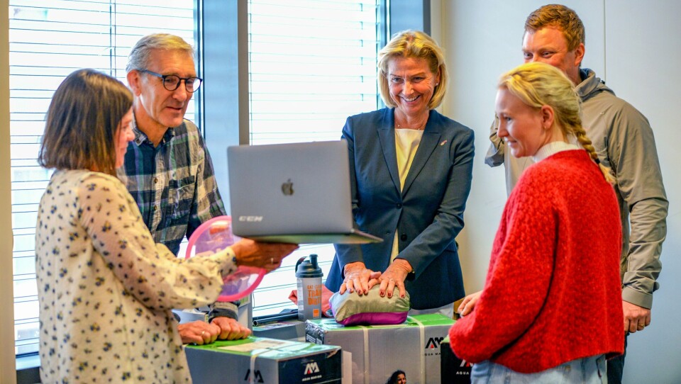 MILLION: BUA har nå lånt bort utstyr til idrett mer enn én million ganger. Idrettspresident Berit Kjøll hadde med seg tre padlebrett som skal bli mulig å låne i tiden framover. F.v. Eline Egeland (fagleder BUA), styreleder i BUA Lasse Heimdal, idrettspresident Berit Kjøll, leder for aktivitetsutvikling i NIF, Mads Andreassen og leder for BUA Digital Anja Lindahl, kan feire at BUA har nådd en viktig milepæl: 1 million utlån av sports- og friluftsutstyr.Foto: NIF / NTB