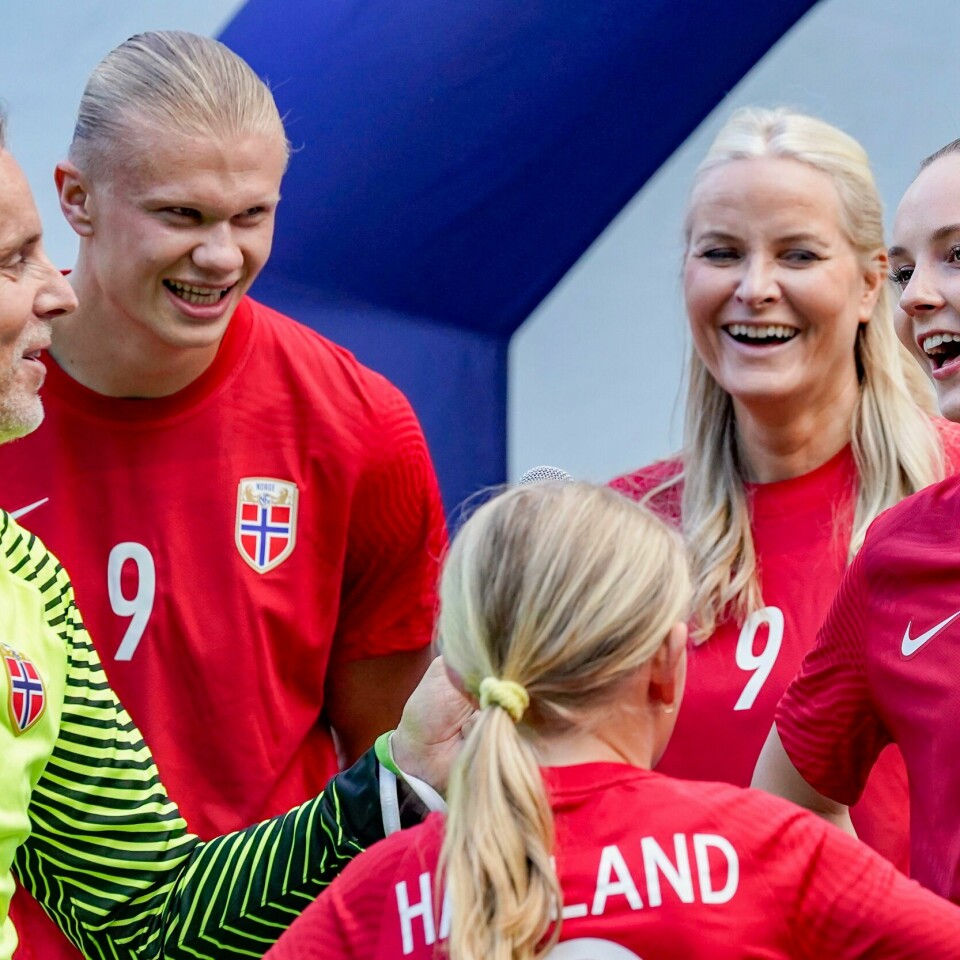 FOTBALL: Erling Braut Haaland var på lag med kronprinsesse Mette-Marit og prinsesse Ingrid Alexandra på Skaugum mandag. Det samme var Jan Åge Fjørtoft som keeper. Erling Braut Haaland var på lag med kronprinsesse Mette-Marit og prinsesse Ingrid Alexandra på Skaugum mandag. Det samme var Jan Åge Fjørtoft som keeper. Foto: Lise Åserud / NTB