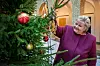 Bildet viser Erna Solberg som pynter et juletre på Stortinget. Foto: Gorm Kallestad/NTB