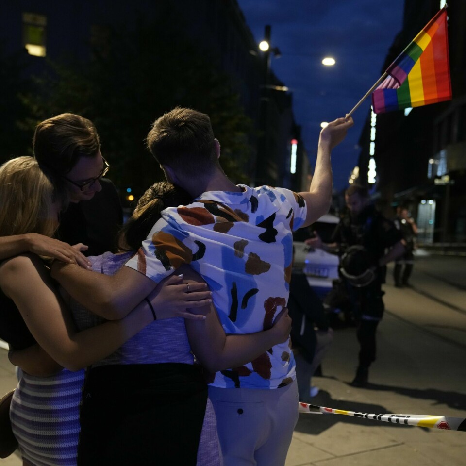 HEVET: Folk samlet seg utenfor og vaiet med regnbueflagg. Flere av de er i sjokk. Men de mener det er viktig å fortsette med Pride-markeringen også etter angrepet. Sigmund Nilsen Myre (til høyre) og kameraten Morten smelle vaiet med regnbueflagg på åstedet for skytingen i OsloFoto: Javad Parsa / NTB