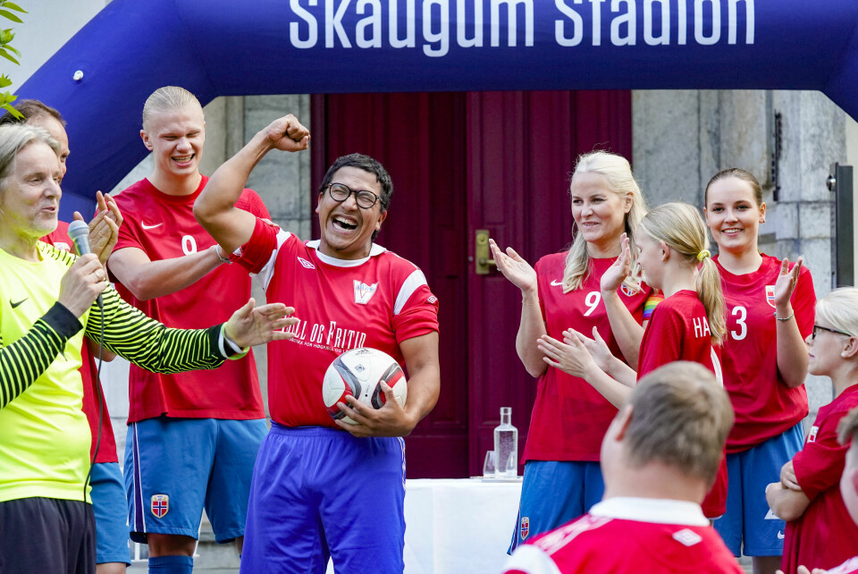 HATRICKHerman Williams jubler etter kampen. Han skåret tre mål og fikk med seg kampballen hjem. Kampen er et samarbeid mellom kronprinsfamilien og Norges Fotballforbund. Herman Williams (midten) jubler sammen med bl.a. Jan Åge Fjørtoft, Erling Braut Haaland, kronprinsesse Mette-Marit og prinsesse Ingrid Alexandra etter vennskapskampen i fotball på Skaugum stadion. Foto: Lise Åserud / NTB