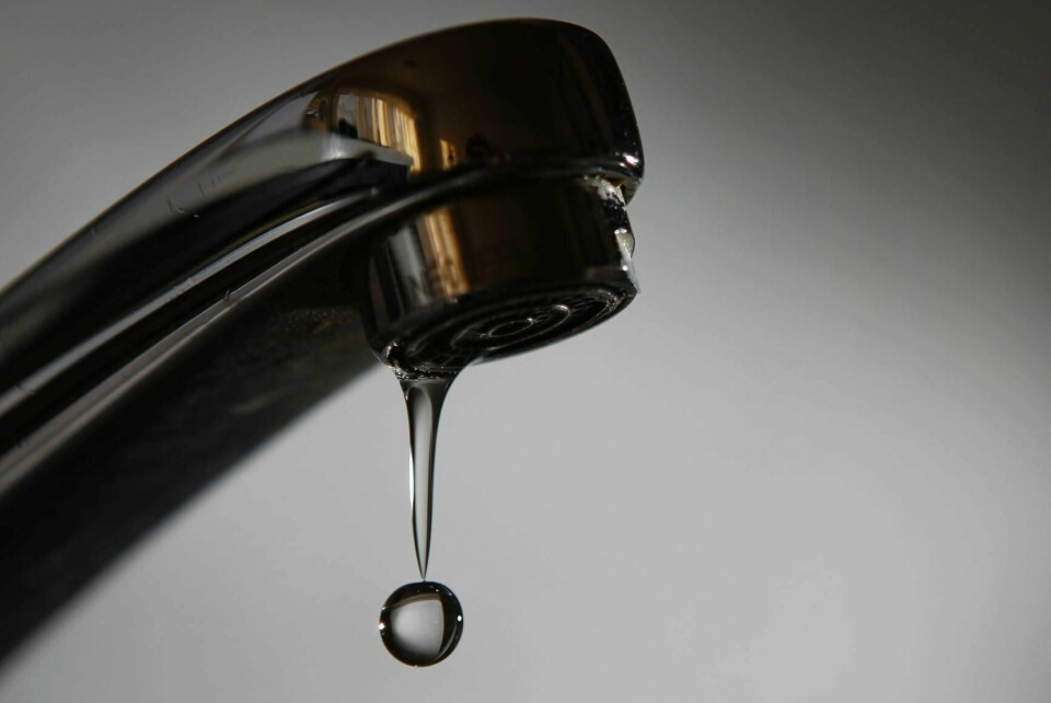 VANNLEKKASJE: Forsikringsselskapene mener at alle bør ha på litt varme, slik at de unngår vannskader på rørene sine. Forsikringsselskapene mener at alle bør stenge stoppekranene for å hindre vannlekkasje mens de er på ferie.