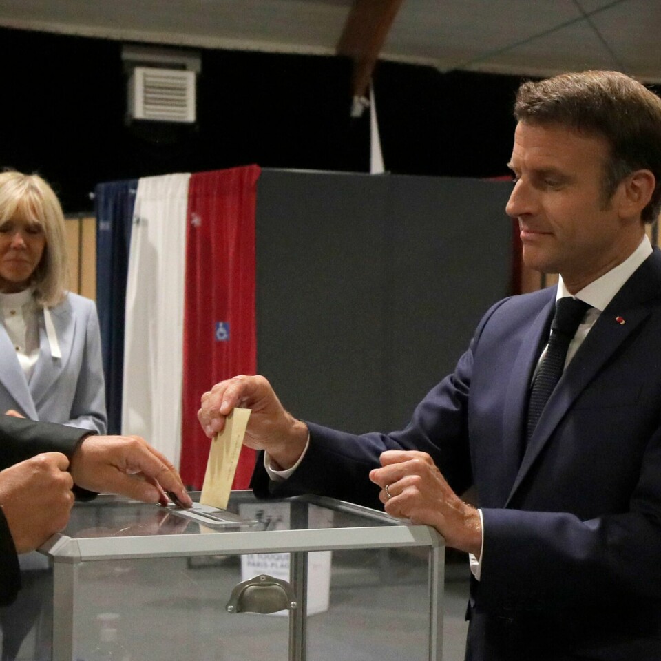 VALG: Frankrikes president Emmanuel Macron og hans allianse mister mange plasser i nasjonalforsamlingen. Her ga sin stemme på søndag. Ifølge prognoser mister Frankrikes president Emmanuel Macron og hans allianse flertallet i nasjonalforsamlingen. Her avla han sin stemme søndag. Foto: Michel Spingler / AP / NTB