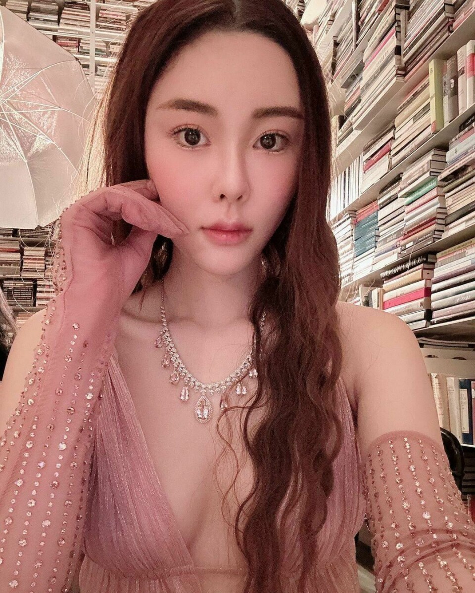 Abby Choi, 28-year-old model who was murdered and parts of her body were found in a village house on the outskirts of Hong Kong, China, is seen in this picture obtained from social media released on February 6, 2023. Abby Choi via Instagram/via REUTERS THIS IMAGE HAS BEEN SUPPLIED BY A THIRD PARTY. MANDATORY CREDIT. NO RESALES. NO ARCHIVES. Bildet viser Abby Choi.