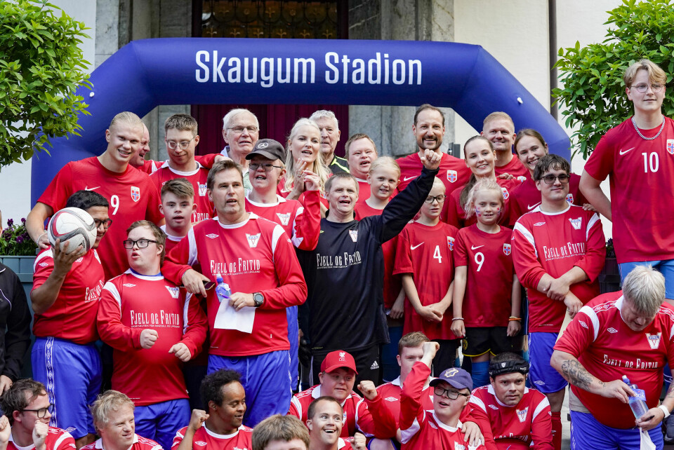 FOTBALL: God stemning etter fotballkampen på Skaugum stadion. God stemning etter vennskapskampen i fotball på Skaugum stadion, der Vivil møtte hjemmelaget Team Skaugum. Kampen er et samarbeid mellom kronprinsfamilien og Norges Fotballforbund. Foto: Lise Åserud / NTB