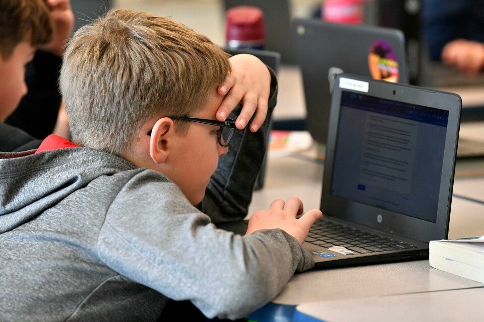 LÆRING: Kunstig intelligens har kommet seg til skolene. Nå er lærerne usikre på hvordan de skal håndtere det. ChatGPT har inntatt skoleklassene. Lærere prøver nå å finne ut hvordan man kan forhindre juks og bruke kunstig intelligens i undervisningen. Foto: Timothy D. Easley / AP / NTB