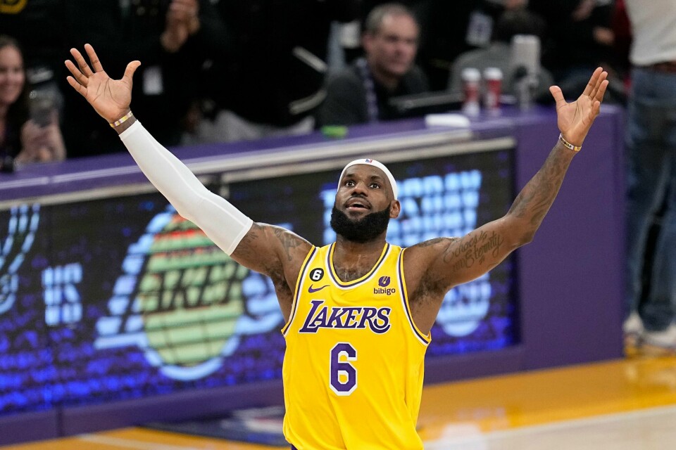 HISTORISK: LeBron James feiret etter å ha tatt den 39 år gamle poengrekorden. LeBron James feirer etter å ha blitt den mestscorende spilleren i NBA gjennom tidende. Foto: Mark J. Terrill / AP / NTB