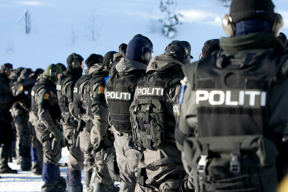 POLITIET: Fra 2018 til 2021 har det vært 101 varslingssaker i politiet. Bildet viser uniformert politi bakfra. Fra 2018 til 2021 har det vært 101 varslingssaker i politiet.