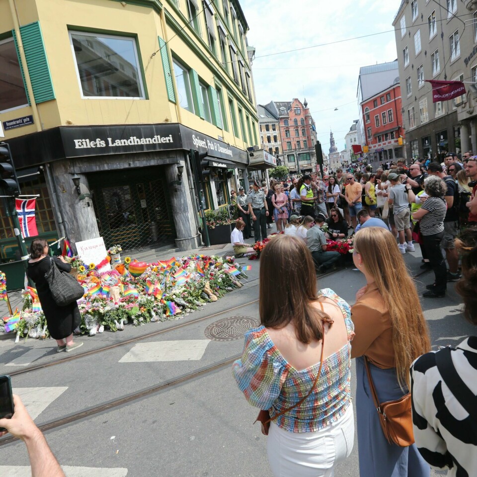 SAMLING: Pride-bevegelsen i Oslo ber folk komme til en solidaritets-markering mandag. Det skjer etter drapene og masseskytingen i Oslo. Mange samlet seg ved London Pub og Per på hjørnet lørdag. Bildet viser folk som står samlet foran et hav av blomster nær utestedene London Pub og Per på hjørnet. Her ble to drept og 21 personer skadd natt til lørdag.