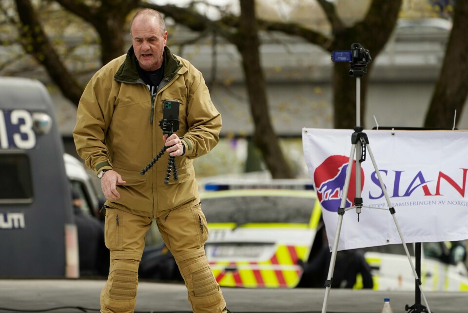 SIAN: Sian-leder Lars Thorsen under en tidligere markering. Barn som er på vei til moskeen bør slippe å bli utsatt for hatretorikk fra Sian, skriver en rekke muslimske trossamfunn i et brev til barne- og familieminister Kjersti Toppe. Sian-leder Lars Thorsen mener menighetene skyver barna foran seg. Foto: Lise Åserud / NTB