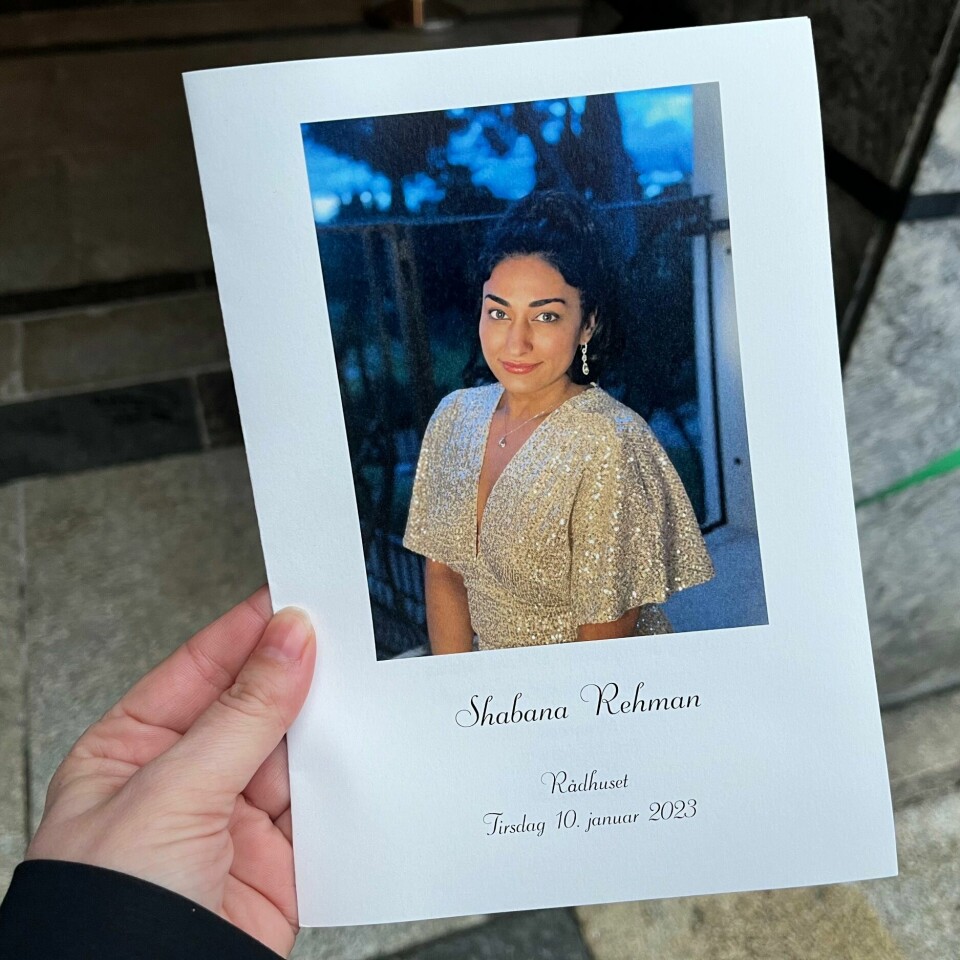 BEGRAVELSE: Begravelsen til Shabana Rehman starter tirsdag klokka 12.00. Programmet til begravelsen til Shabana Rehman. Et bilde av Rehman med en gullkjole med blå himmel og mørkt i bakgrunn.