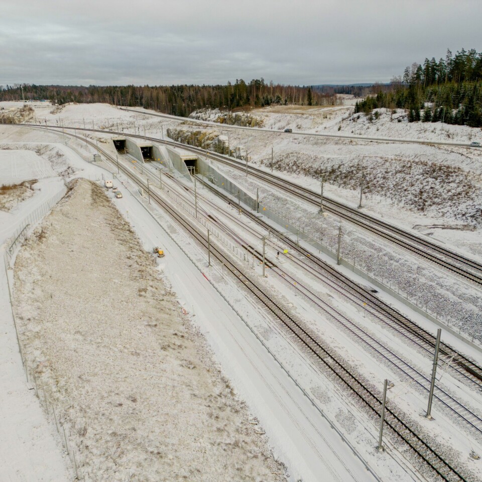 TRANSPORT: Follobanen ble åpnet 12. desember, men ble stengt åtte dager senere. Prosjektet kostet 37 milliarder kroner å bygge. Inngangene til Blixtunnelen og Roåstunnelen fra Ski i retning Oslo S. Follobanen ble åpnet 12. desember, men ble stengt åtte dager senere. Prestisjeprosjektet holdes stengt inntil videre. Foto: Stian Lysberg Solum / NTB