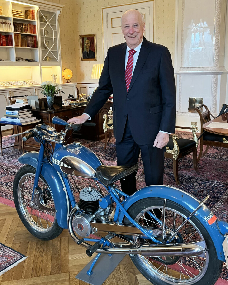 GAVE: Kong Harald med sin nye bursdagsgave, en motorsykkel han fikk for første gang da han var 16 år. Foto: Hennes Majestet Dronningen / NTB Kongen har fått sin første motorsykkel i gave fra de ansatte ved Det kongelige hoff. Foto: Hennes Majestet Dronningen / NTB