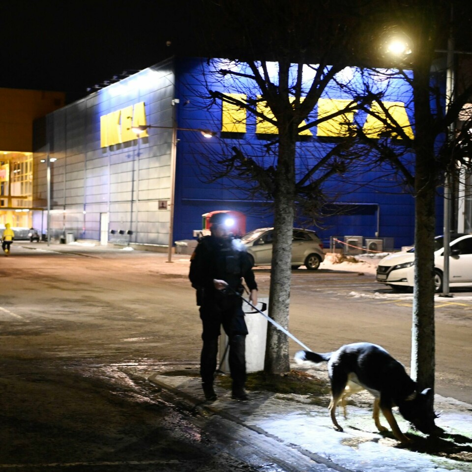 SKYTING: Politiet rykket til Ikea Furuset etter melding om skyting mot en bil på en parkeringsplass i nærheten. Bildet viser en politimann foran Ikea Furuset. Politiet rykket til Ikea Furuset etter melding om skyting mot en bil på en parkeringsplass i nærheten.