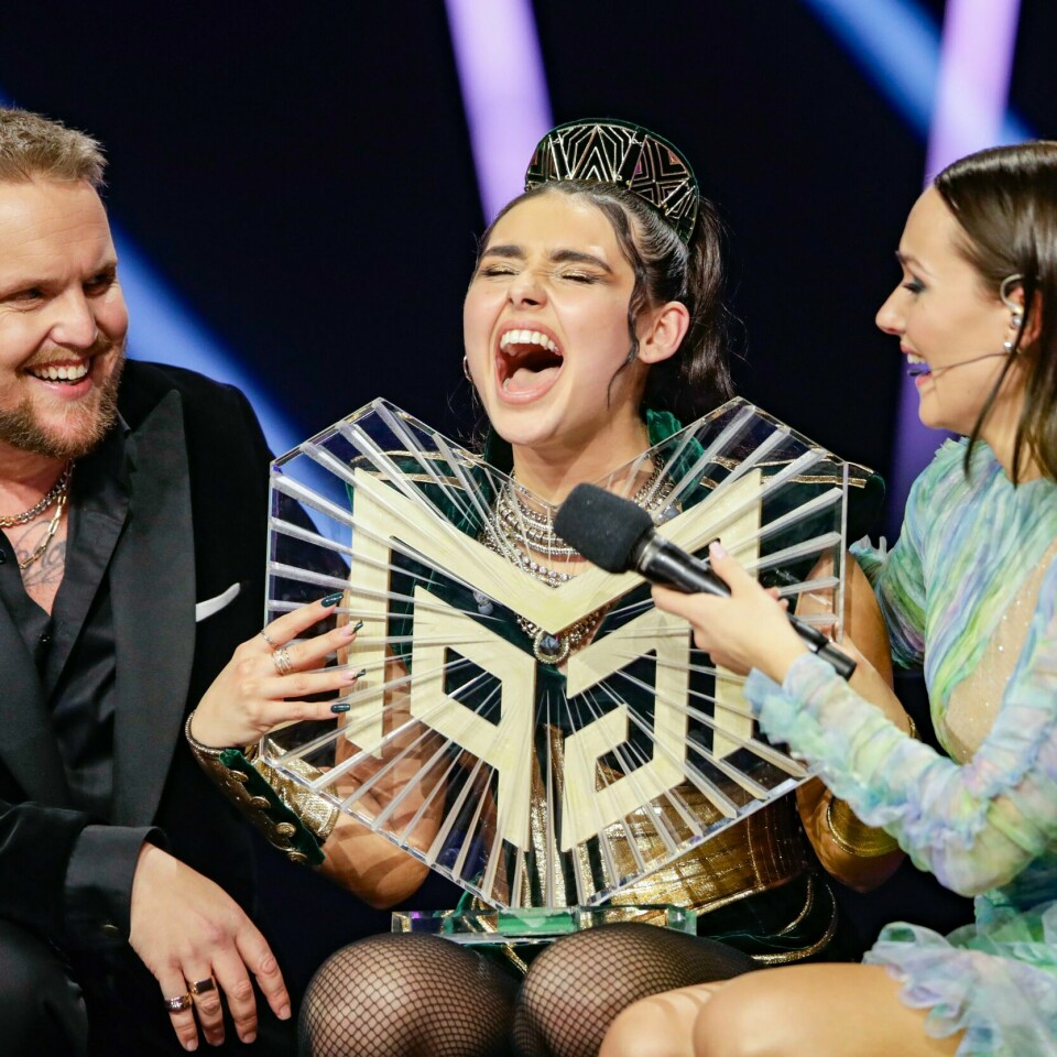 MGP: Alessandra Mele vant den norske finalen i Melodi Grand Prix i Trondheim Spektrum med låten «Queen of Kings». Bildet viser norsk-italienske Alessandra Mele. Hun vant den norske finalen i Melodi Grand Prix i Trondheim Spektrum med låta «Queen of Kings». Her flankert av programlederne Arian Engebø og Stian «Staysman» Thorbjørnsen etter at seieren var sikret.