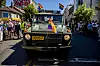 Forsvarets bil kjører i Pride-paraden. Den har på seg flere prideflagg.