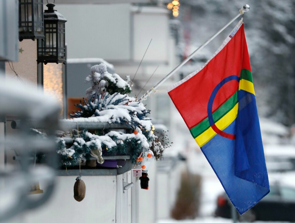 FEIRING: Mandag er det samefolkets dag. Da feirer samene sin nasjonaldag. Samisk flagg på balkong på Oppsal i Oslo. Arkivfoto: Jon Eeg / NTB