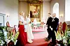 Bildet viser et brudepar som gifter seg i en kirke.