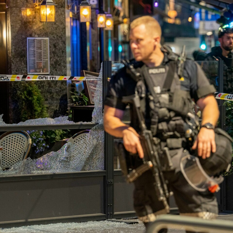 HJELP: To menn ble drept i masseskytingen utenfor London Pub og Per på Hjørnet. Over 200 mennesker har fått oppfølging etterpå. Det sier Oslo kommune. Foto: Natt til 25. juni i fjor fyrte av Zaniar Matapour flere skudd mot utestedene Per på hjørnet og London pub i Oslo sentrum. To menn blei drept. Bildet viser en politimann utenfor det ene utestedet. Foto: Javad Parsa / NTB