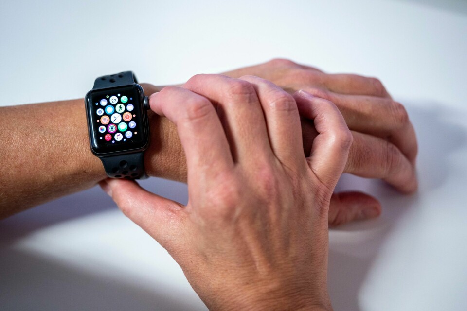 SOMMER: Natt til søndag, klokka 2, stiller vi klokka én time fram. Det blir sommertid. Bildet viser ei smartklokke på en arm.