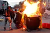 Bildet viser demonstranter som har satt fyr på en søppeldunk i Strasbourg i Frankrike.