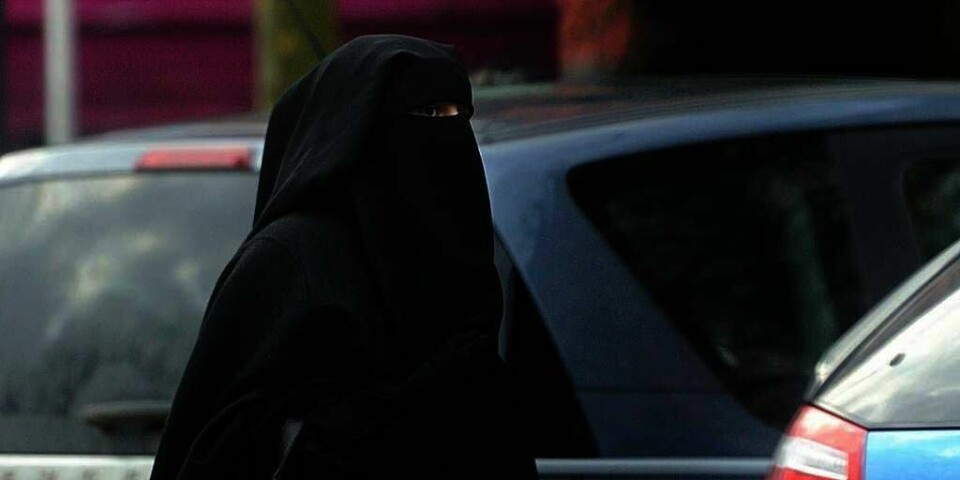 NIKAB:  Bildet viser en kvinne med nikab i Frankrike. Det er ikke den samme kvinnen som saken handler om.