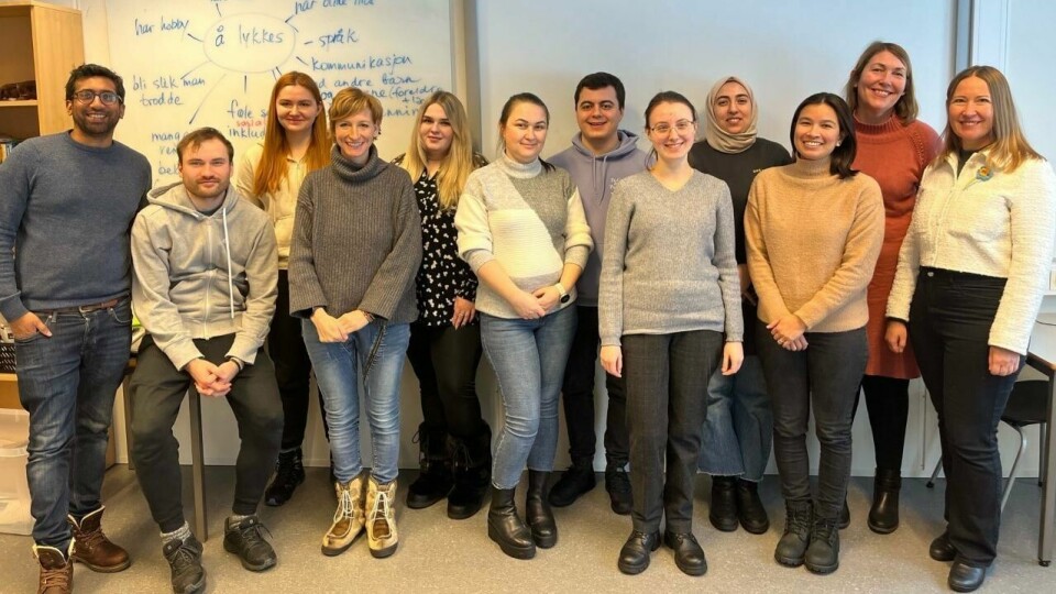 UTDANNING: Bodø voksenopplæring mener det bør bli lettere å få godkjent utdanning fra utlandet. Fra venstre: Janakan, Vladislav, Anastasia, Kate, Nelia, Diana, Azis, Anastasia, Elif, Raquel, Ane, Liliia. På bildet står en gruppe mennesker. De er fra voksenopplæringen i Bodø. De smiler til kamera.