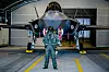 F-35-piloten «Fusion» foran et F-35 kampfly i en hangar på Evenes flystasjon. Han forteller at han har vinket til russiske piloter som han avskjærer ved norsk luftrom. Når alarmen går skal han kle på seg og være klar til å lette på 15 minutter.Foto: Stian Lysberg Solum / NTB