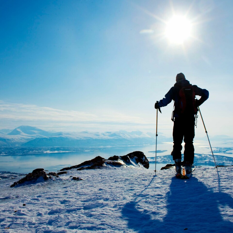 VÆR: Våren kommer ikke helt enda, ifølge Meteorologisk institutt. De neste dagene vil det bli fint vær nord i landet, med sol og lave temperaturer. Meteorologen advarer likevel mot snøskredfare på fjellet. Her ved fjellet Rødtinden, som ligger rett utenfor Tromsø. Foto: Kyrre Lien / NTB