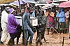 Bildet viser folk bære et av ofrene for syklonen Freddy til graven i byen Blantyre sør i Malawi onsdag. Landets president ber nå om hjelp utenfra. Foto: AP / NTB