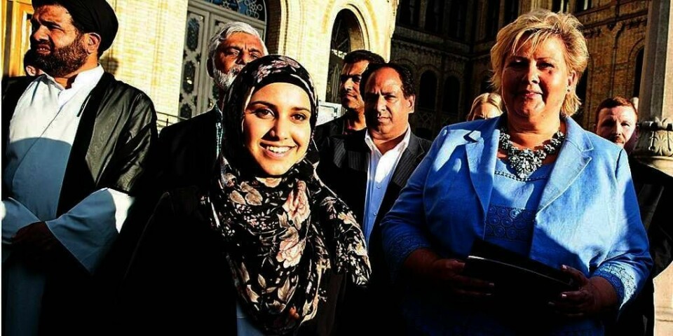 TALTE: Faten Mahdi Al-Hussaini er én av dem som startet demonstrasjonen mot IS mandag. Hun talte for 5.000 mennesker. Nå vil hun reise rundt på videregående skoler og snakke om ekstremisme.