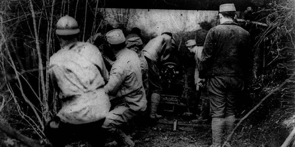 VERDUN: Franske soldater flytter på en kanon under slaget ved Verdun i Frankrike. Første verdenskrig varte i fire år.
