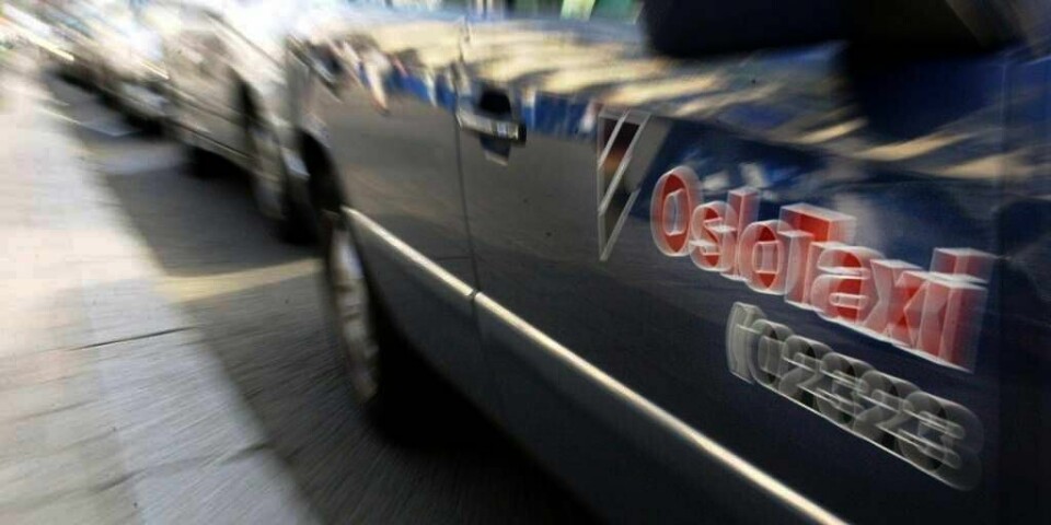 NEI:Mange taxisjåfører i Oslo vil ikke la blinde med førerhund sitte på i bilen. De sier de er allergiske mot hunder. Taxien på bildet har ikke sammenheng med saken.