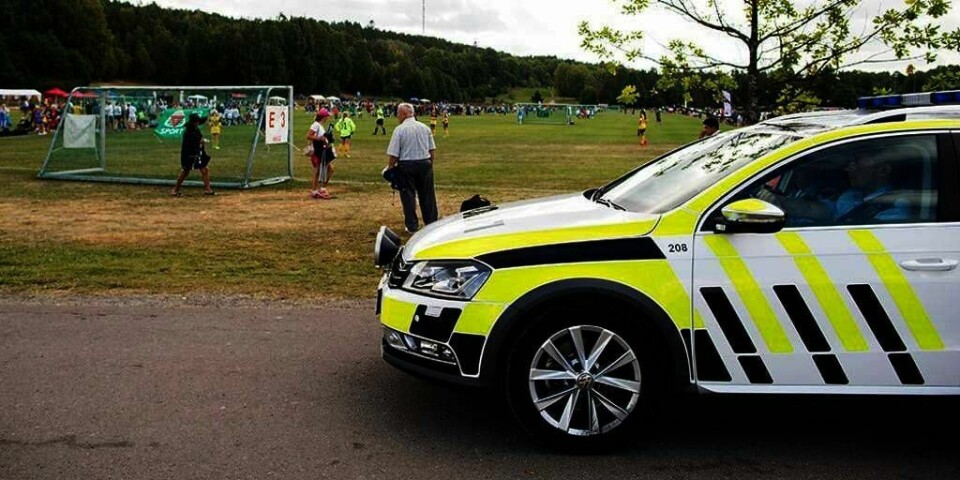 POLITI: Det blir nå slutt på ekstra politi på steder med mye folk. Politiet mener det ikke lenger er så høy fare for et terror-angrep. Tidligere i uka passet politifolk på fotball-spillerne på turneringen Norway Cup.