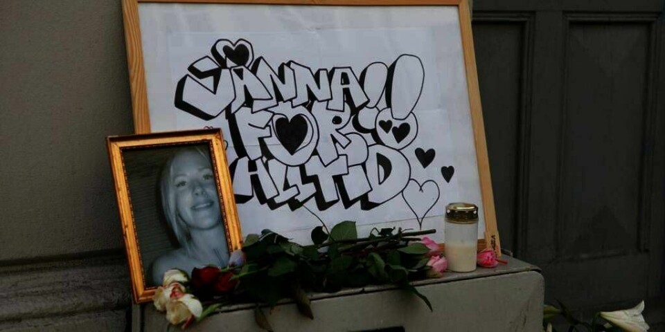 DREPT:Jonna Rask ble drept med kniv natt til 30. april i fjor. Mandag startet rettssaken mot fire menn. Her er blomster ved leiligheten der Rask ble drept.