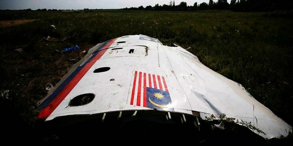 FUNN: Granskerne undersøkte en tett skog. Der fant de halen av det styrtede flyet fra Malaysia Airlines. De fant også flere døde.