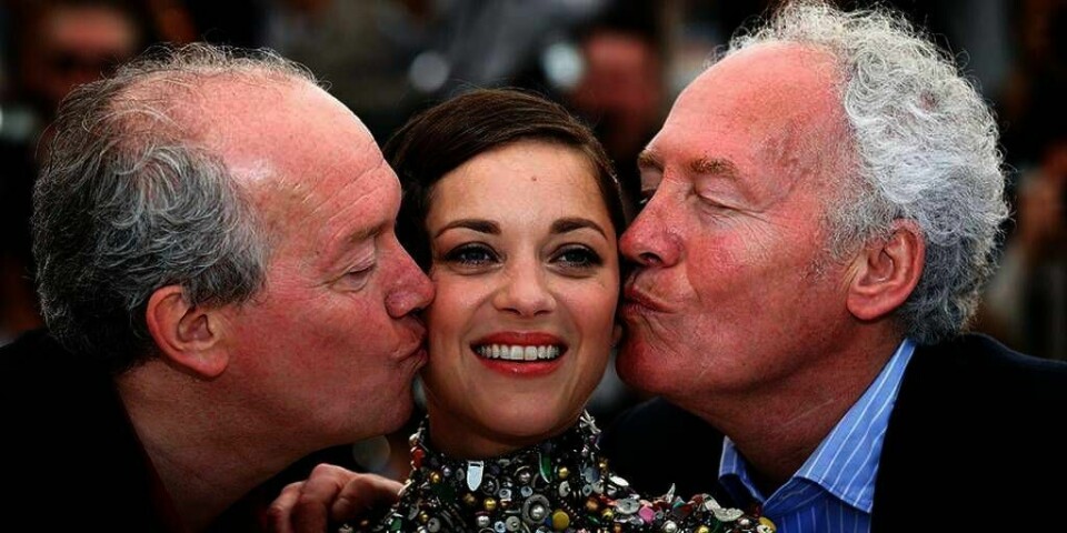 PREMIERE: Fredag kommer den belgiske filmen «To dager, én natt» på norske kinoer. Regissører er Luc Dardenne (til venstre) og broren Jean-Pierre Dardenne. I midten er Morion Cotillard, som spiller hovedrollen.