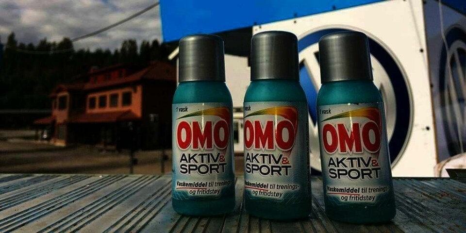 MISFORSTO: Seks syklister trodde denne lille flasken var sportsdrikke. De drakk den. Men egentlig var det reklame for et vaskemiddel.