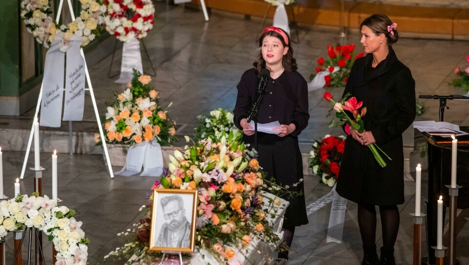 DATTER: Maud Angelica Behn holdt minneord for faren. Mor prinsesse Märtha Louise står ved siden av. Bildet viser Ari Behns datter Maud som taler i farens bisettelse.