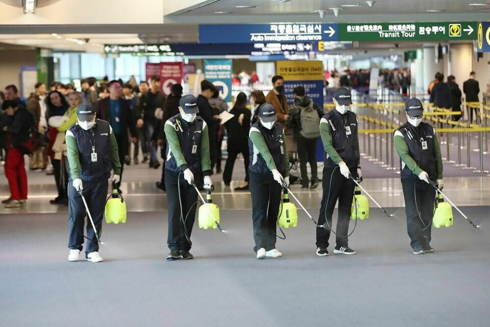 VIRUS: På flyplassen i Incheon i Sør-Korea sprayer de med bakterie-drepende middel i ankomst-hallen. Det er for å hindre at viruset sprer seg.