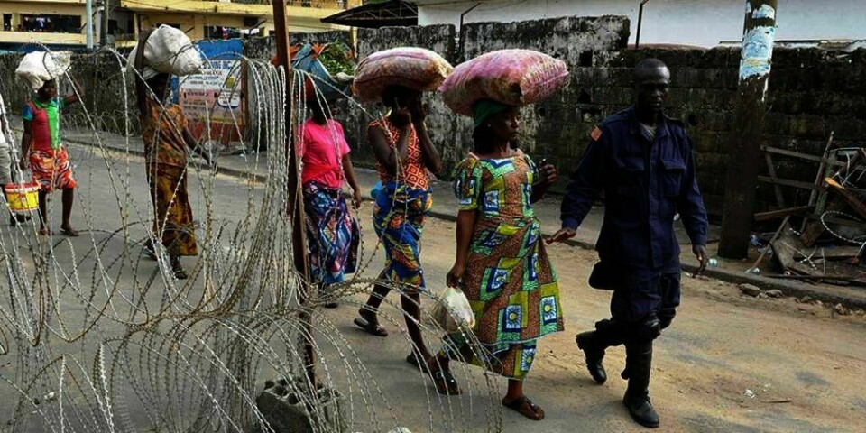 MAT: Det høstes mindre mat og maten er blitt dyrere i landene med sykdommen ebola. Her får folk i slummen i Monrovia i Liberia mat.