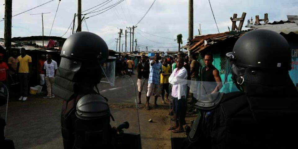 STENGT:Minst 1.530 mennesker har dødd av viruset ebola i Vest-Afrika. Senegal stenger nå grensene mot Guinea i frykt for viruset. Her står politifolk vakt i Liberias hovedstad Monrovia. Mange har dødd av viruset i Liberia.