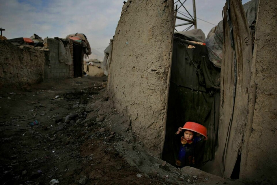 FLYKTER: En liten flyktning står foran inngangen til et skur. Der har familien søkt tilflukt i Kabul i Afghanistan.
