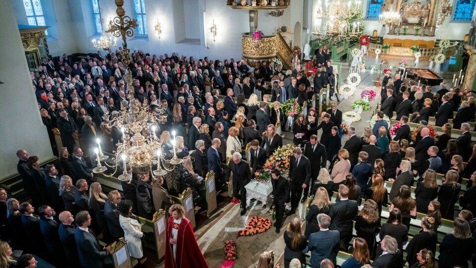 MANGE: Oslo domkirke var full fredag. Mange ville ta farvel med Ari Behn. Bildet viser at alle reiser seg i Oslo domkirke mens kisten med Ari Behn bæres ut.