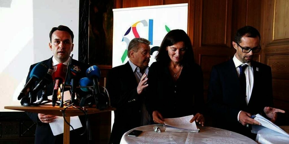 KUTTER: De olympiske leker (OL) kan bli arrangert på en billigere måte. Det mener gruppa som jobber med å få OL til Oslo i 2022. De foreslår kutt på 8 milliarder kroner. Det sa Stian Berger Røsland (til venstre) som leder byrådet i Oslo. I midten er varaordfører Libe Rieber Mohn og til venstre OL-byråd Hallgeir Bjercke.